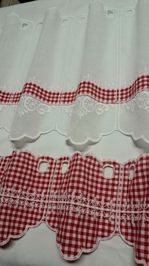 ZAZDROSTKA BATYST CZERWONA KRATECZKA WYSOKOŚĆ 30 CM