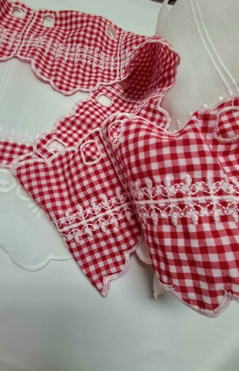 ZAZDROSTKA CZERWONA KRATECZKA WYSOKOŚĆ 17 CM