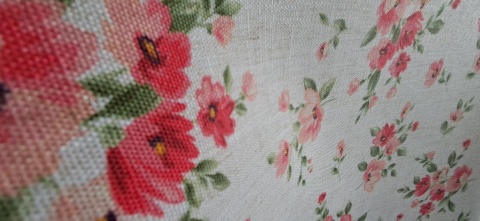 TKANINA JAK LEN CZERWONE KWIATKI