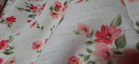 TKANINA JAK LEN CZERWONE KWIATKI