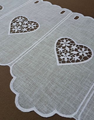 ZAZDROSTKA ECRU Z AŻUROWYM SERCEM WYSOKOŚĆ 60 CM