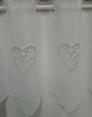 ZAZDROSTKA ECRU Z AŻUROWYM SERCEM WYSOKOŚĆ 60 CM
