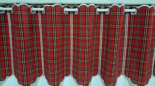 ZAZDROSTKA W CZERWONĄ KRATKĘ WYSOKOŚĆ 35 CM