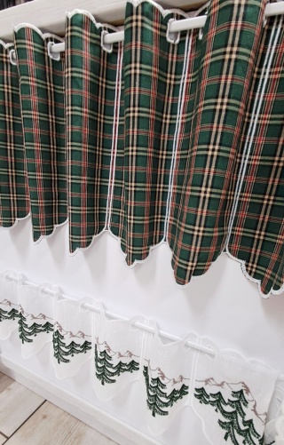 ZAZDROSTKA W ZIELONĄ KRATKĘ WYSOKOŚĆ 35 CM