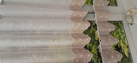 ZAZDROSTKA Z BEŻOWYM WYKOŃCZENIEM W KROPKI WYSOKOŚC 90 CM