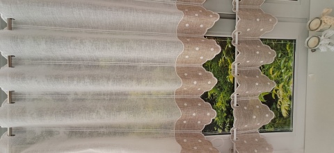 ZAZDROSTKA Z BEŻOWYM WYKOŃCZENIEM W KROPKI WYSOKOŚC 90 CM