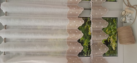 ZAZDROSTKA Z BEŻOWYM WYKOŃCZENIEM W KROPKI WYSOKOŚC 90 CM