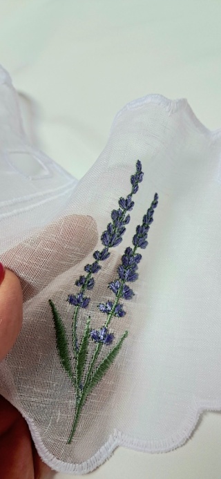 ZAZDROSTKA HAFTOWANA GAŁĄZKA LAWENDY 17 CM