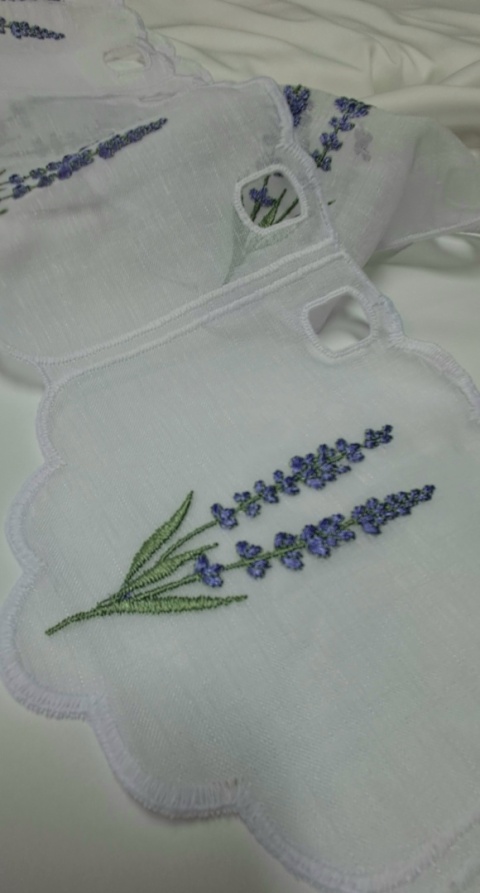 ZAZDROSTKA HAFTOWANA GAŁĄZKA LAWENDY 90 CM