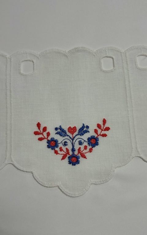 ZAZDROSTKA Z HAFTOWANYM SERCEM CZERWONO-NIBIESKIM WYSOKOŚĆ 17 CM