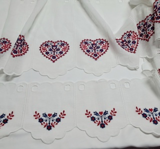 ZAZDROSTKA Z HAFTOWANYM SERCEM CZERWONO-NIBIESKIM WYSOKOŚĆ 17 CM