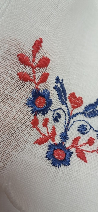 ZAZDROSTKA Z HAFTOWANYM SERCEM CZERWONO-NIEBIESKIM WYSOKOŚĆ 45 CM