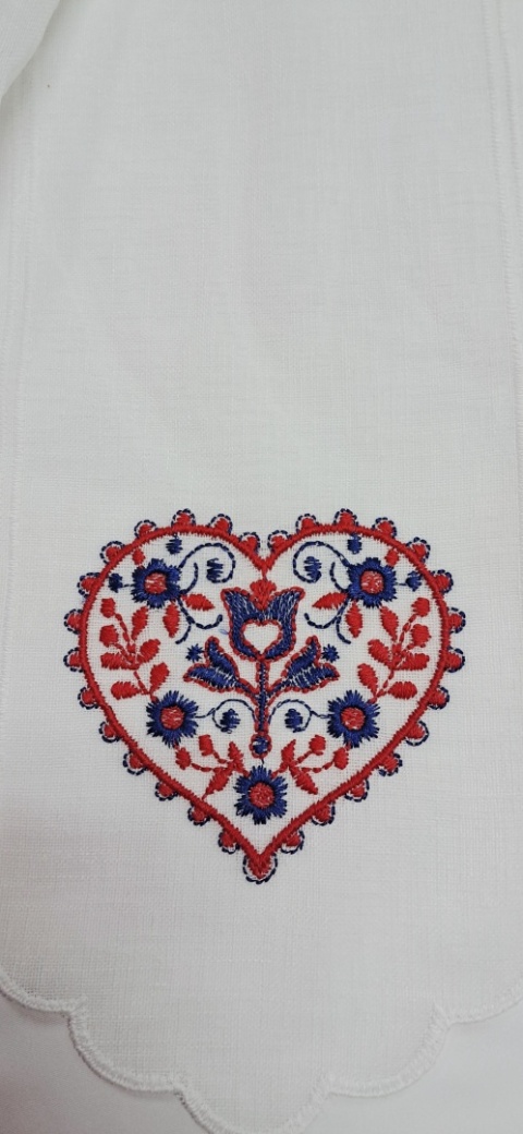 ZAZDROSTKA Z HAFTOWANYM SERCEM CZERWONO-NIEBIESKIM WYSOKOŚĆ 45 CM