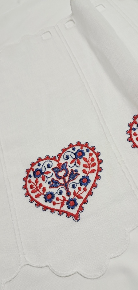 ZAZDROSTKA Z HAFTOWANYM SERCEM CZERWONO-NIEBIESKIM WYSOKOŚĆ 45 CM