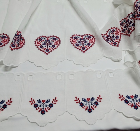 ZAZDROSTKA Z HAFTOWANYM SERCEM CZERWONO-NIEBIESKIM WYSOKOŚĆ 70 CM